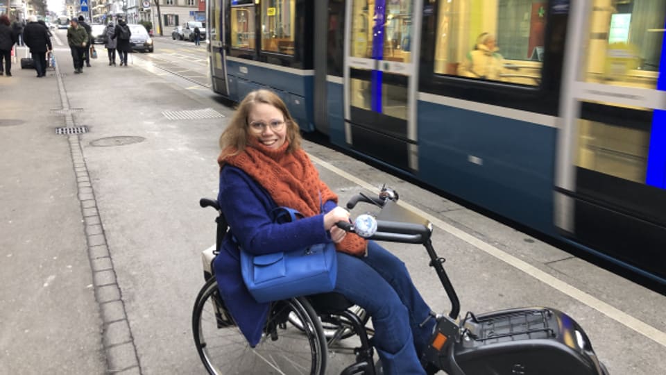 Die 34-jährige Simone Feuerstein muss teilweise mehrere Trams abwarten, bis sie mit ihrem Rollstuhl einsteigen kann.
