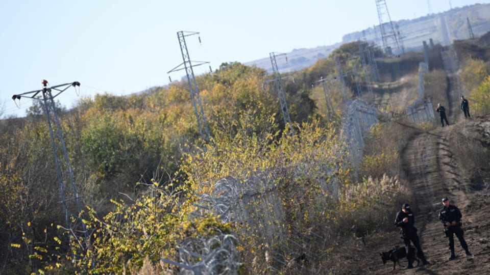 Bulgarische Grenzpolizisten überwachen einen Schutzzaun an der bulgarisch-türkischen Grenze.