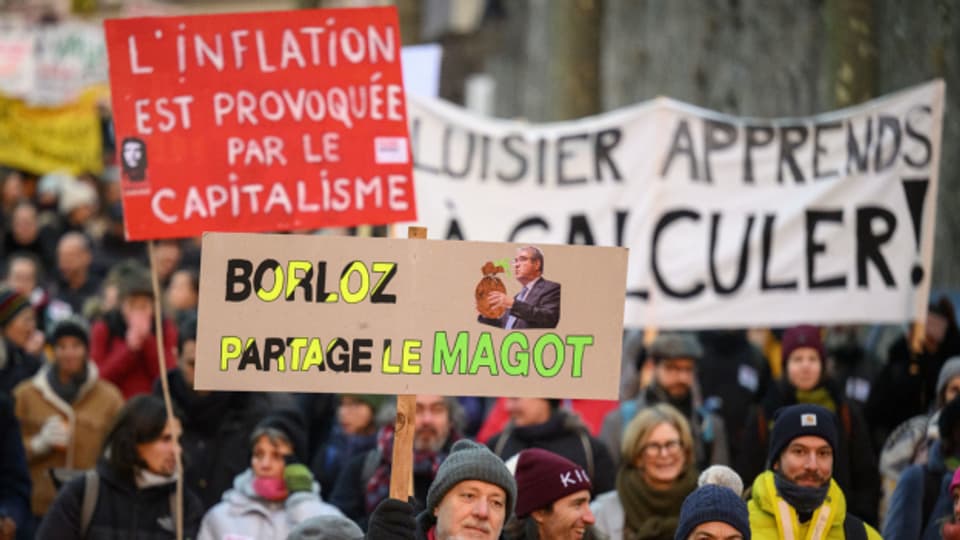 Tausende Staatsangestellte protestieren in Lausanne