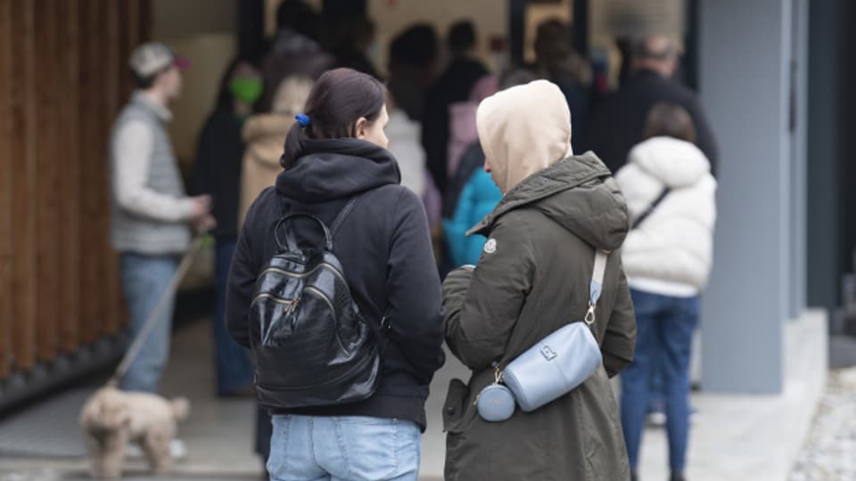 Der Bund rechnet damit, dass in den kommenden Monaten mehr Menschen in die Ukraine zurückreisen als neu in die Schweiz flüchten.