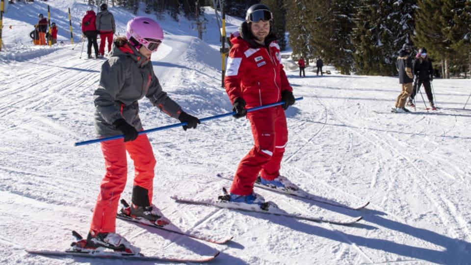 Viele Skilehrer und -lehrerinnen in den Schweizer Skigebieten sind derzeit ausgebucht.