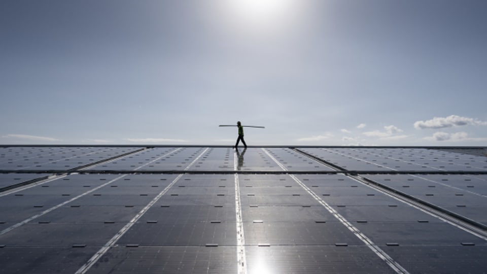 Finanzhilfen für grosse Photovoltaik-Anlagen auf grossen Dächern zum Beispiel werden neuerdings versteigert.