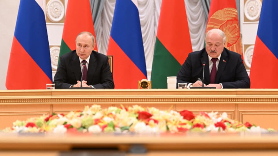 Will Russland das Nachbarland einnehmen? Kreml-Chef Wladimir Putin mit dem belarussischen Machthaber Alexander Lukaschenko bei einem Treffen im Dezember 2022.