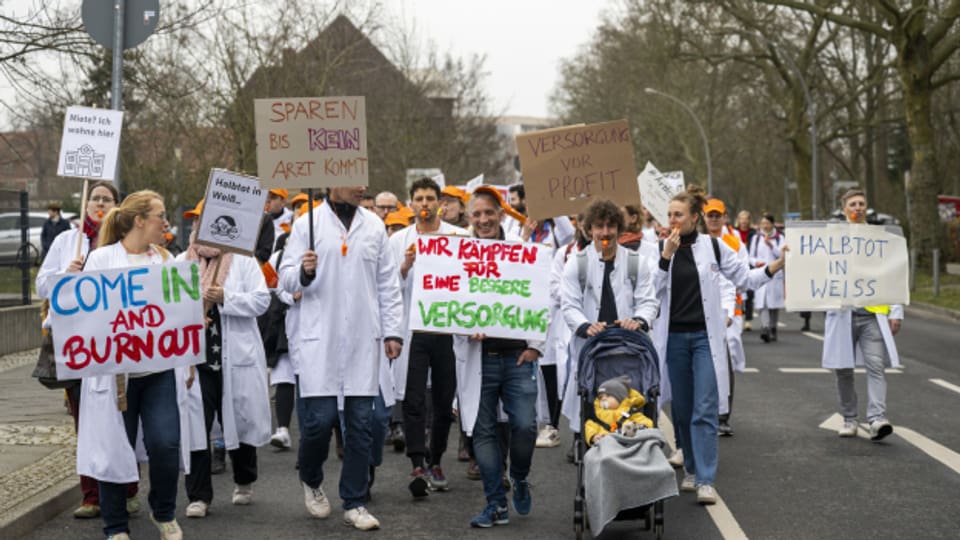 In Deutschland häufig: Ärzte streiken für bessere Arbeitsbedingungen.