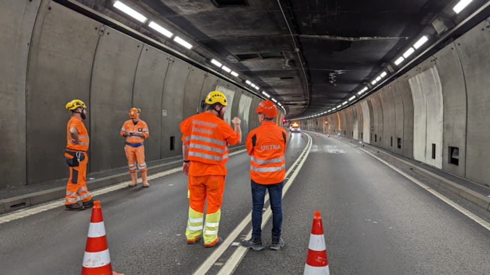 Arbeiter inspizieren dem Schaden im Gotthard-Strassentunnel
