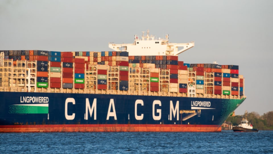 Ein mit LNG betriebenes Containerschiff der Reederei CMA CGM läuft am Morgen aus dem Hafen aus. Nach den anhaltenden Angriffen von Huthi-Rebellen im Jemen auf Handelsschiffe meidet der französische Reedereiriese CMA CGM die Route über das Rote Meer. Die Durchfahrt der Schiffe durch die Bab al-Mandab-Straße wurde ausgesetzt.