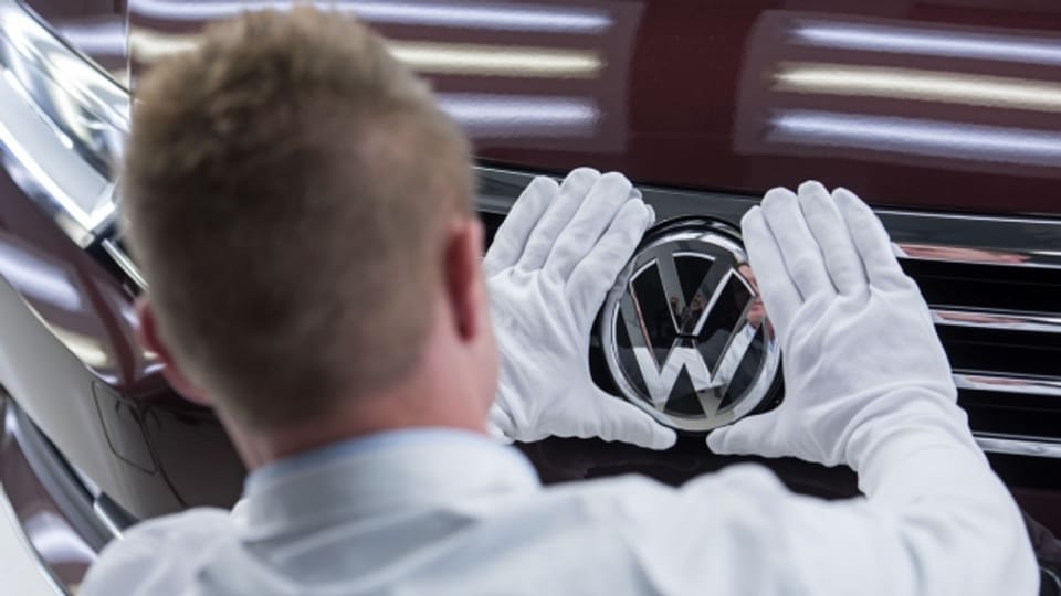 Das Signet glänzt, doch die Volkswagen sollen zu viele Schadstoffe ausstossen.