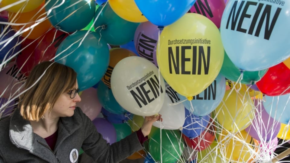Eine der vielen Aktionen gegen die Durchsetzungsinitiative: Eine Frau bereitete am Samstag, 6. Februar 2016 in Zürich Ballone mit der Aufschrift «Nein» für die Kundgebung gegen die SVP-Durchsetzungsinitiative vor.