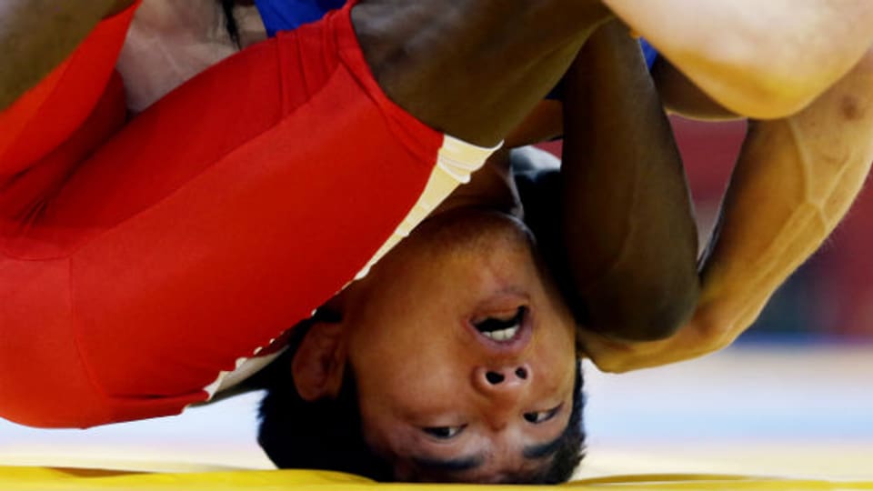 Ringerwelt steht Kopf: Yang Kyong aus Nordkorea gegen Naatele Sem Shilimela aus Namibia an den olympischen Spielen in London 2012
