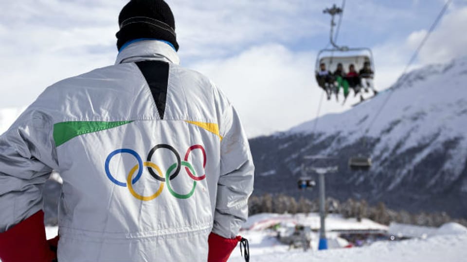 Ein Mann trägt die Olympischen Ringe auf seiner Skijacke, am 8. Dezember 2012 in St. Moritz.