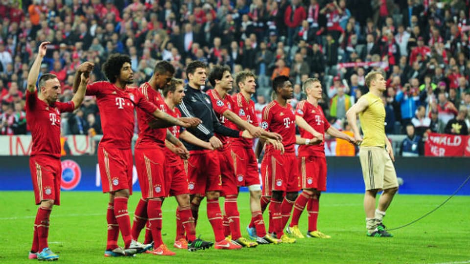 Die Spieler von Bayern München feiern ihren deutlichen Sieg gegen Barcelona.