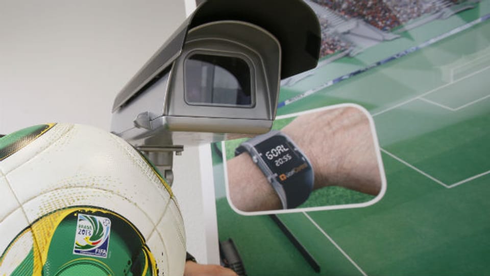 Kameras und eine Uhr am Handgelenk der Schiedsrichter sollen beim Torentscheid helfen.