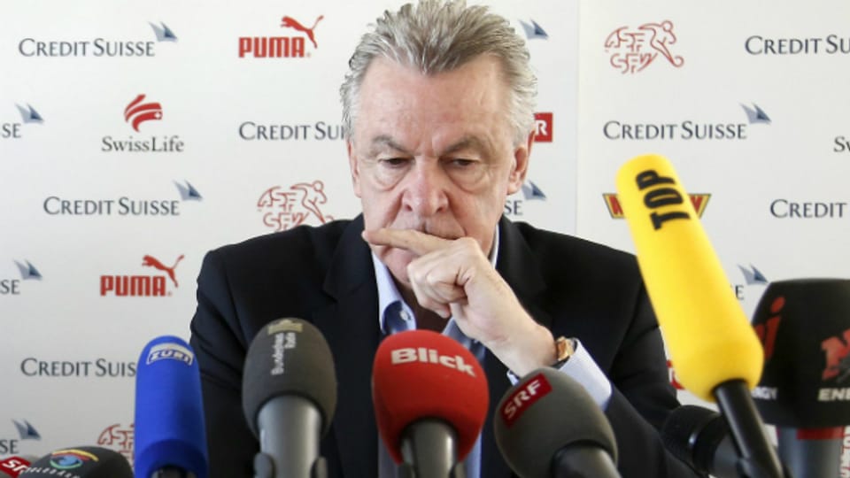 Ein bewegter Ottmar Hitzfeld heute bei der Bekanntgabe seines Rücktritts.