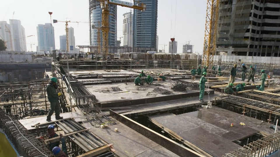 Arbeiter schuften auf einer Baustelle im reichen Golfstaat Katar.
