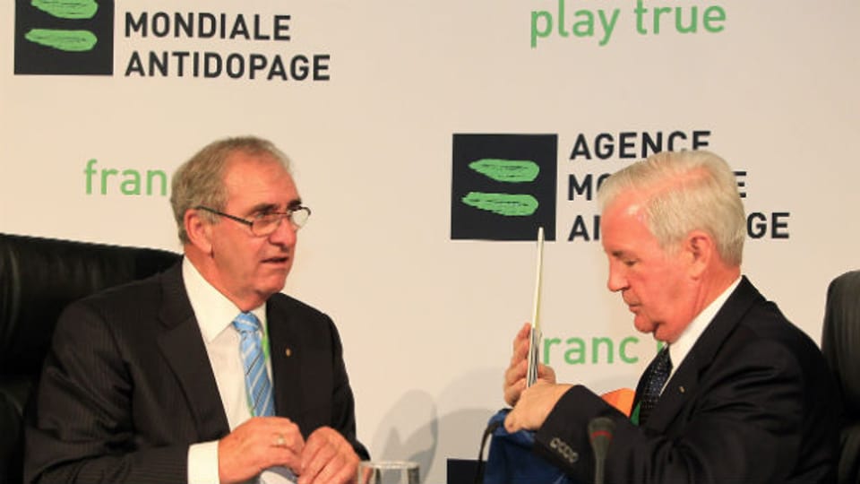 Craig Reedie (rechts), der neue Präsident der Welt-Antidoping-Agentur, mit seinem Vorgänger John Fahey