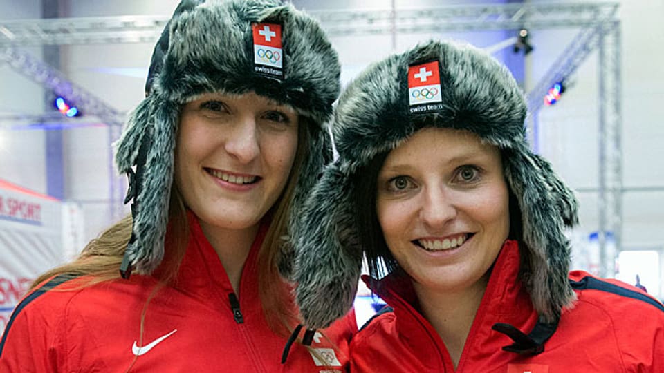 Mit dabei in Sotschi: Bobanschieberin Tanja Mayer und Bobpilotin Fabienne Meyer im neuen Outfit von Swiss Olympic.