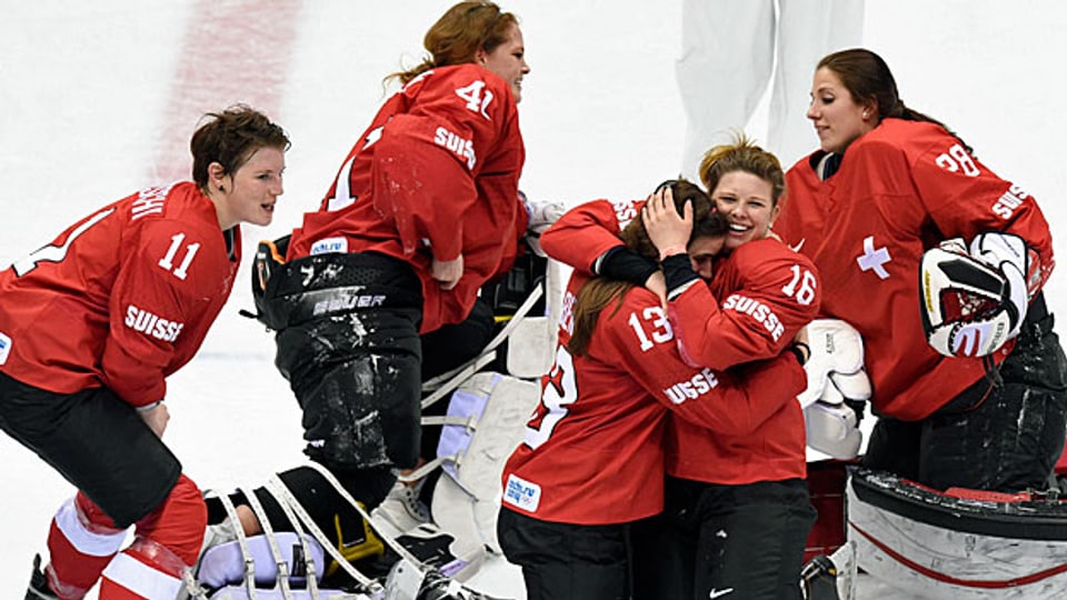 Die Schweizer Eishockey-Frauen in Sotschi. Gut die Hälfte des Teams kommt von ZSC und Lugano.