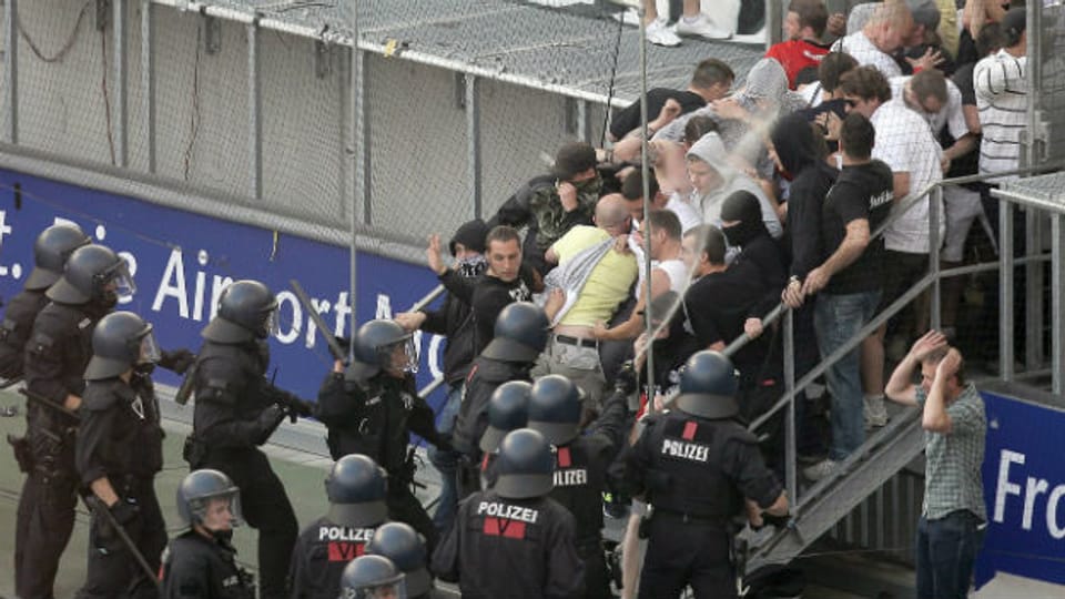 Polizei und Hooligans in Köln