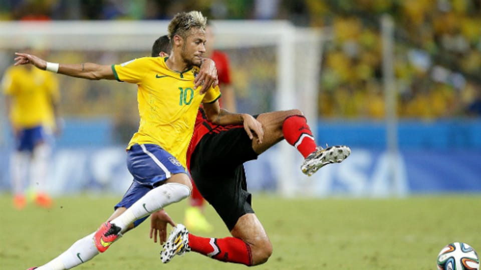 An der WM wird gezupft: Brasiliens Star Neymar im Duell mit Mexikos Francisco Rodriguez.