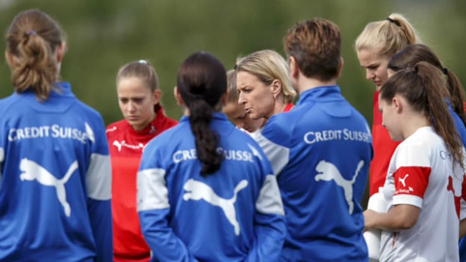 Trainerin Voss-Tecklenburg (Mitte) mit Spielerinnen im Training.
