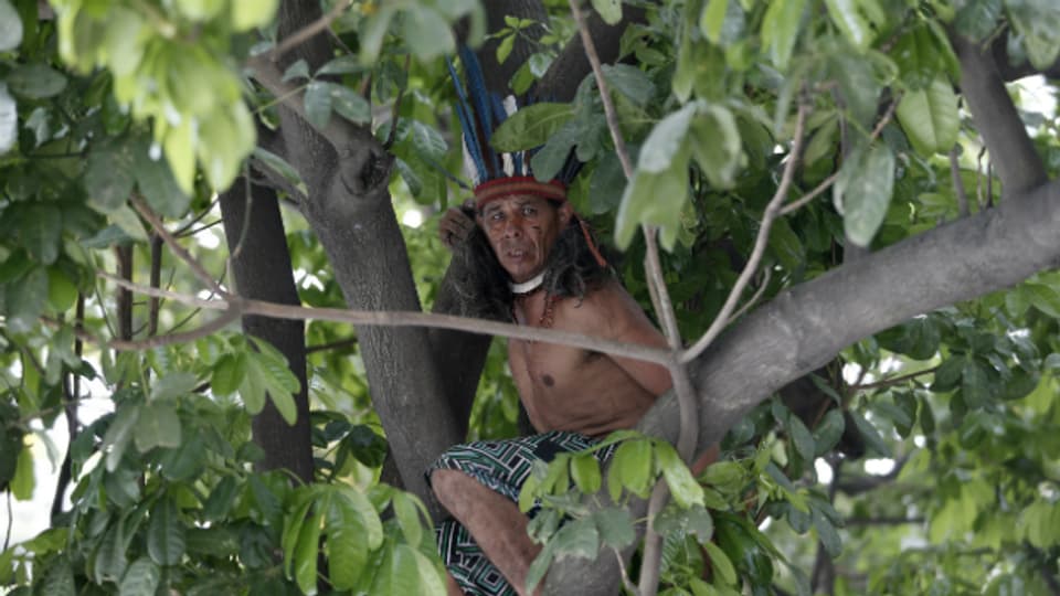 Ein Indigener während des Protestes gegen das Maracana-Stadion im Dezember 2013.