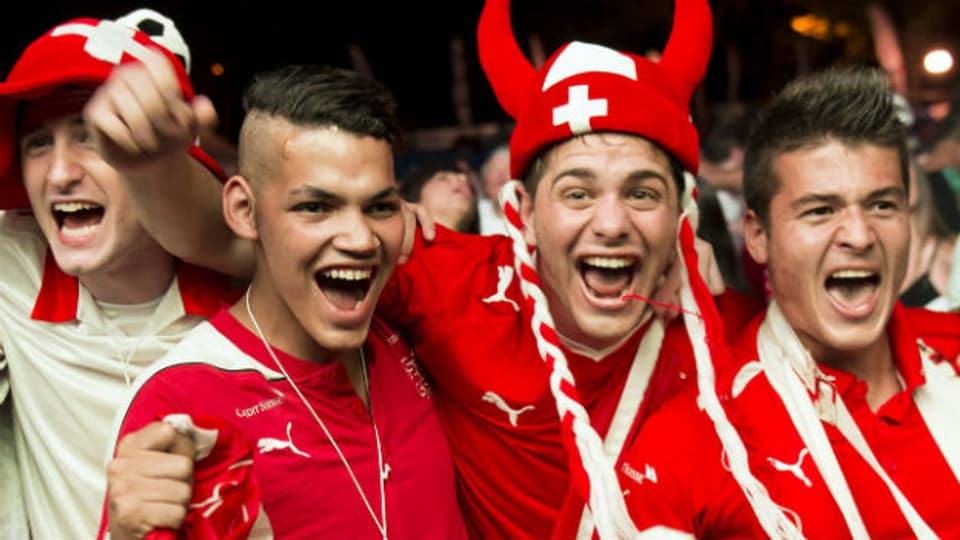 Die Schweizer Fans sind kaum zu halten – hier in Lausanne am Mittwoch Abend.