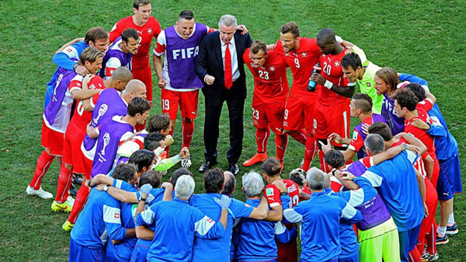 Ottmar Hitzfeld (Mitte) und sein Schweizer Nati-Team, in der Pause vor der Verlängerung im Achtelfinalspiel gegen Argentinien.