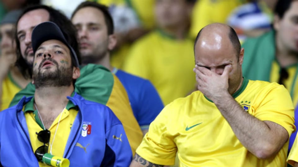 Am Boden zerstört: Brasilianische Fans können die Niederlage kaum fassen.