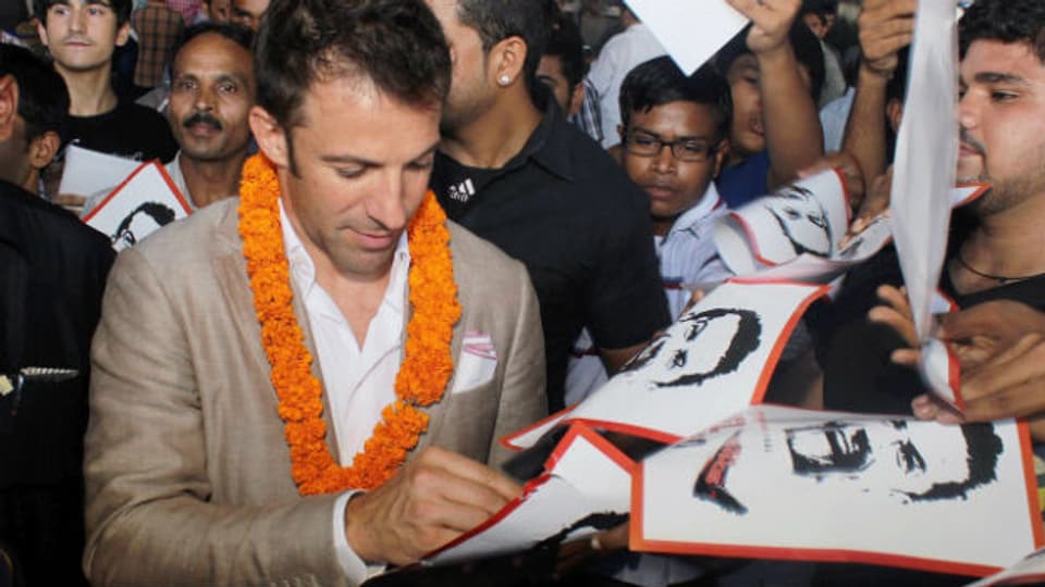 Der italienische Fussballstar Alessandro Del Piero wird bei seiner Ankunft am Flughafen von Neu-Delhi begeistert empfangen.
