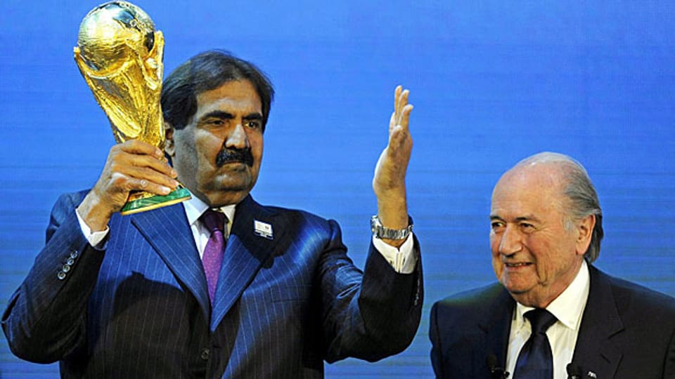 Der Emir von Katar mit FIFA-Präsident Blatter - im Dezember 2010, nachdem Katar den Zuschlag für die Fussball-WM 2022 erhalten hatte.