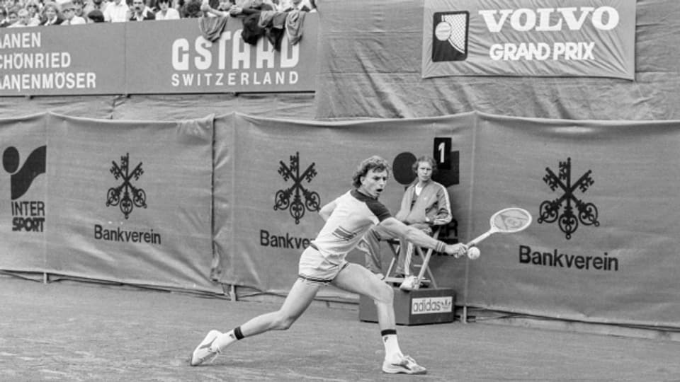 Heinz Günthardt gewinnt am 13. Juli 1980 beim Tennisturnier Swiss Open in Gstaad den Halbfinal und zieht in den Final ein.