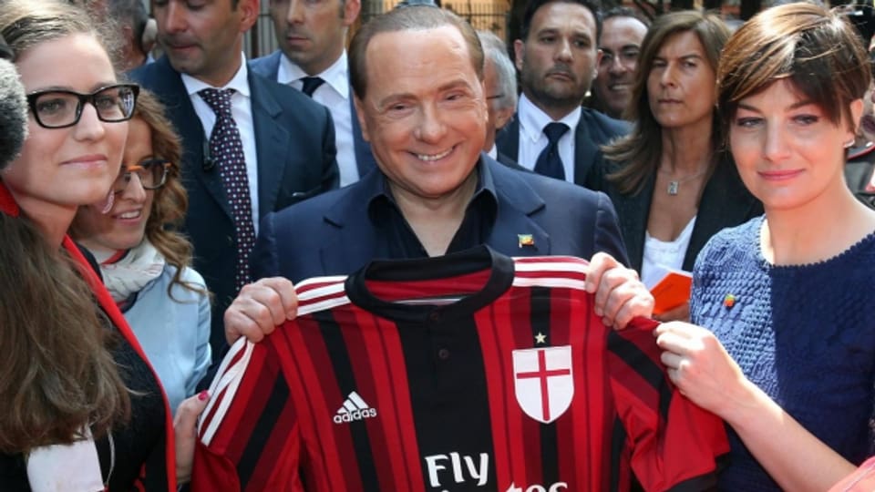 Silvio Berlusconi posiert mit einem Klubleibchen des AC Milan.