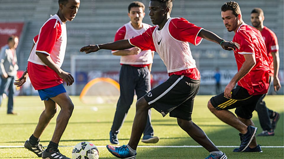 Mehrere Fussballklubs engagieren sich mit besonderen Aktivitäten für die jungen Flüchtlinge. Bild: Der FC Thun bei einem Training mit Flüchtlingen.