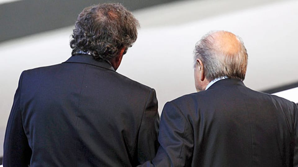 Bisher war alles im Ungefähren, nun hat die Fifa-Ethikkommission das definitive Verdikt gesprochen: Joseph Blatter und Michel Platini sind für acht Jahre draussen.