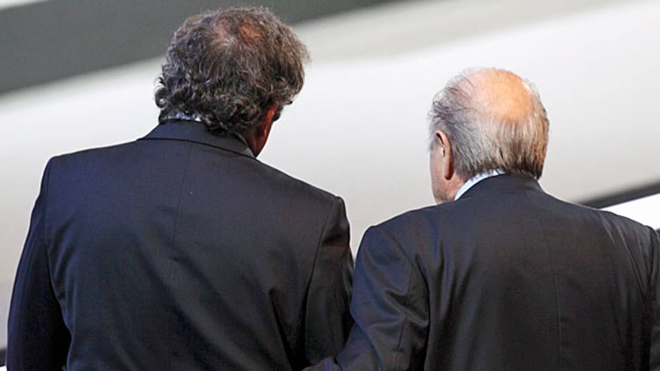 Laut Urteil der Fifa-Ethikkommssion haben weder Sepp Blatter noch Michel Platini die Rechtmässigkeit der Zahlung belegen können.