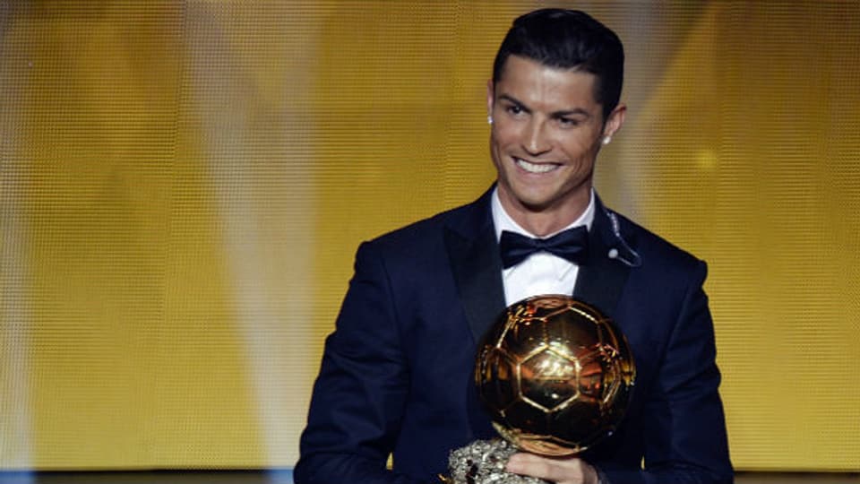 Ronaldo freut sich über den Ballon d'Or.