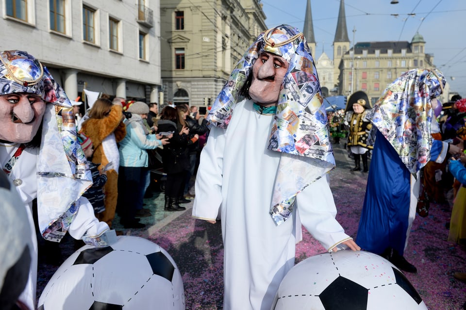Als Scheichs verkleidete Fasnächtler in Luzern