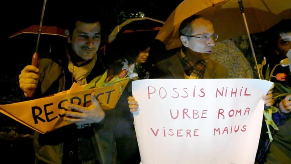 Römer protestieren vor der niederländischen Botschaft in Italien.