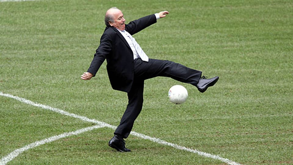 Fifa-Präsident Sepp Blatter am 9. Juni 2005 beim Countdown-Event in München am Ball - ein Jahr vor der WM.
