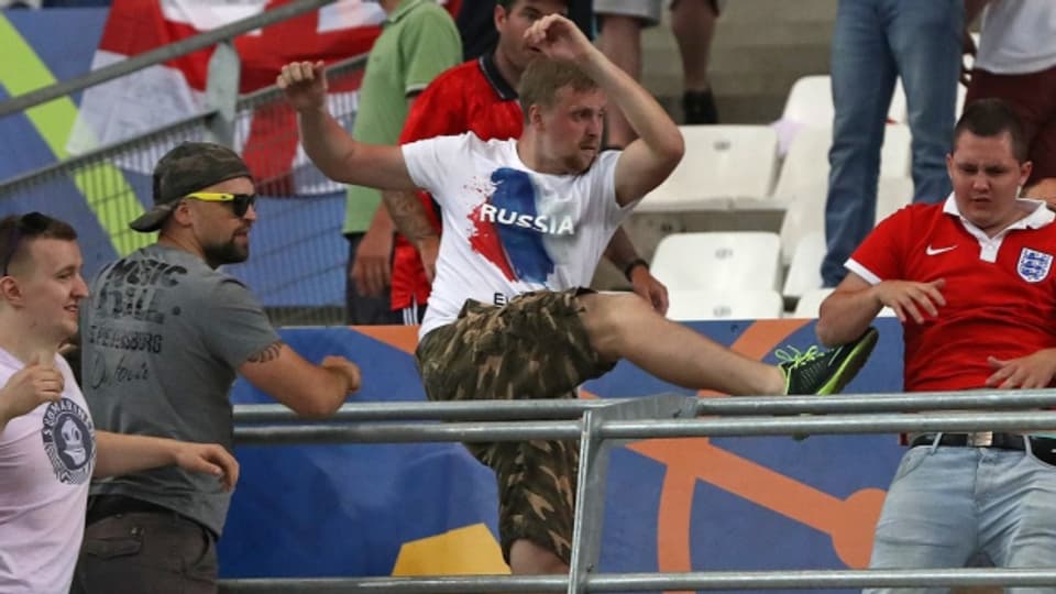 Gewalt im Stadion: Russische Hooligans attackieren englischen Fan in Marseille.