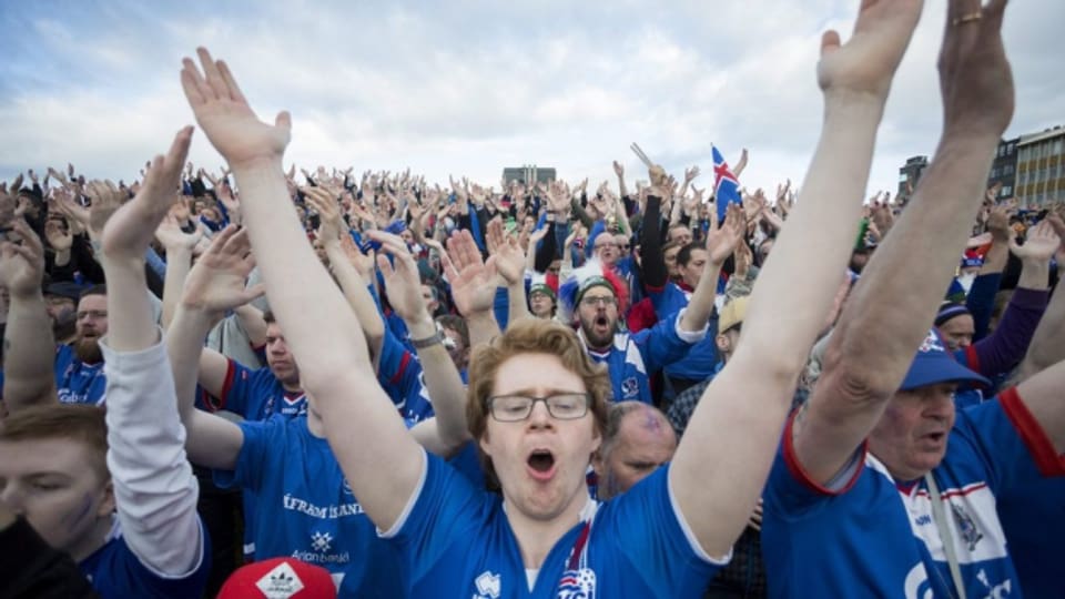 Sehr sympathisch: die Isländer feiern ihre Mannschaft.