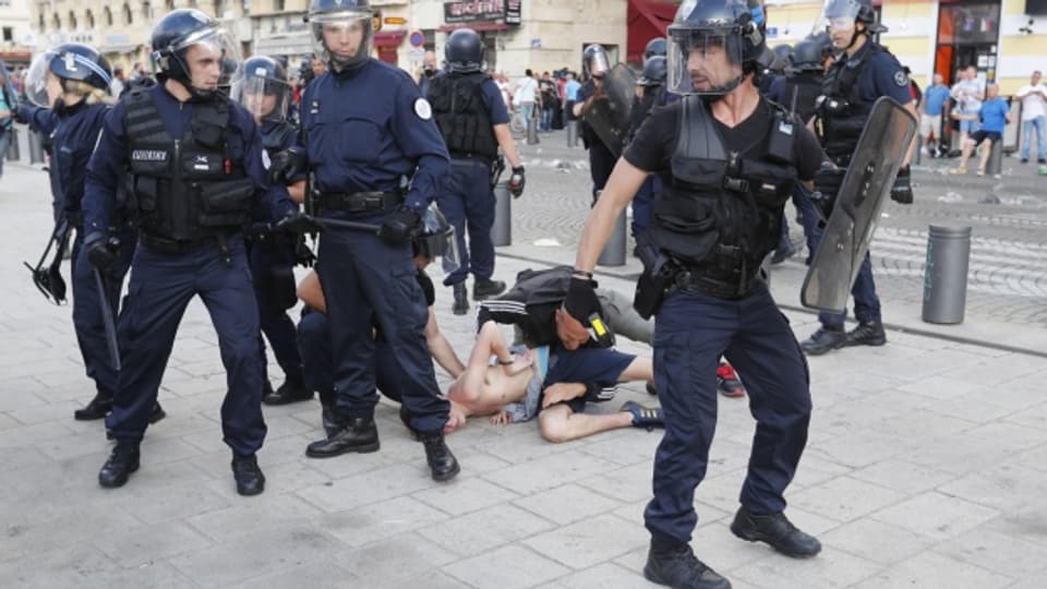Die Bilder von den Ausschreitungen in Marseille rücken langsam in die Ferne: Die französischen Medien setzen auf «Happy News».