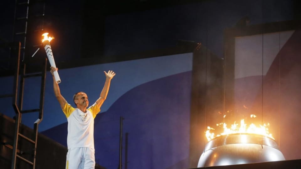 Der ehemalige brasilianische Marathonläufer Vanderlei de Lima entzündete das olympische Feuer.