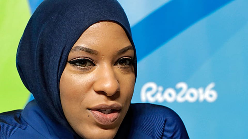 Mit Säbel und Hijab zur Medaille? Die US-Säbelfechterin Ibtihaj Muhammad kämpft an den Olympischen Sommerspielen in Rio mit Kopftuch.
