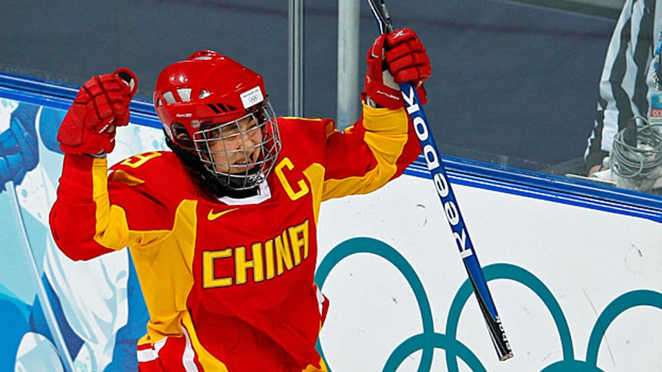 Die chinesische Eishockey-Nationalmannschaft liegt zurzeit im hintersten Drittel der Weltrangliste – hinter Ländern wie Mexiko oder Israel, aber vor Nordkorea oder Südafrika. An den Olympischen Winterspielen 2022 ist Chinas Eishockey-Team zwar als Gastgeber qualifiziert, würde aber in der heutigen Verfassung sang- und klanglos untergehen.