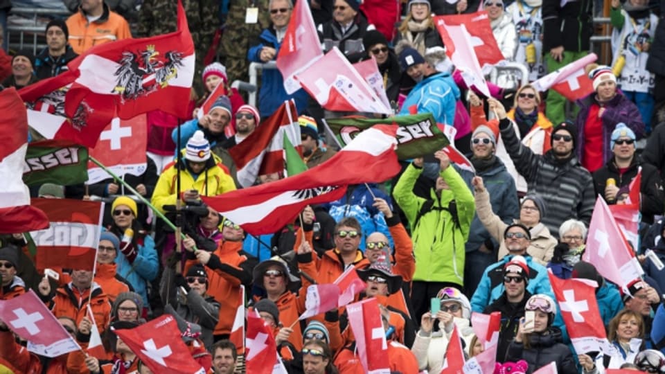 Fans aus der Schweiz und Österreich an der Ski-WM in St. Moritz.