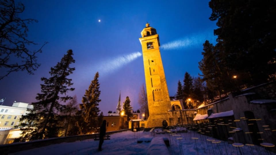 Lichtinstallation beim «schiefen» Turm von St.Moritz.