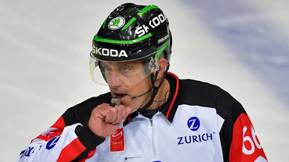 Schiedsrichter Danny Kurmann während dem Eishockey-Meisterschaftsspiel der National League A zwischen dem SC Bern und dem EV Zug, am, 21. Februar 2017, in Bern.
