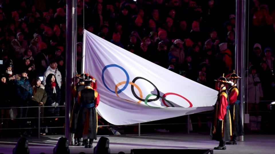 Schluss mit Olympischen Spielen in Pyeongchang: Die Olympia-Flagge wird eingezogen.
