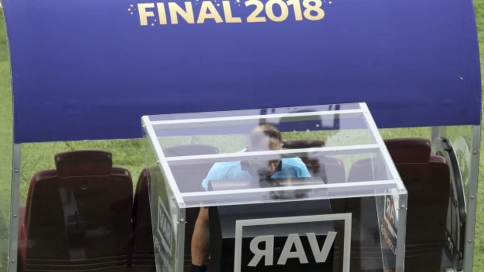 Schiedsrichter Nestor Pitana in der Video-Schiedsrichterbox bevor er für Frankreich einen Penalty gegen Kroatien pfeift.